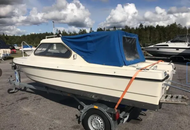 HT båt skrov med kapell för 75 hk