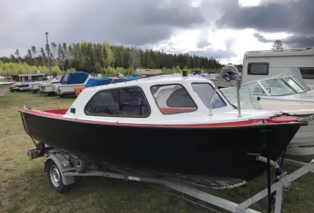 HT båt skrov tidigt 80-tal med kapell
