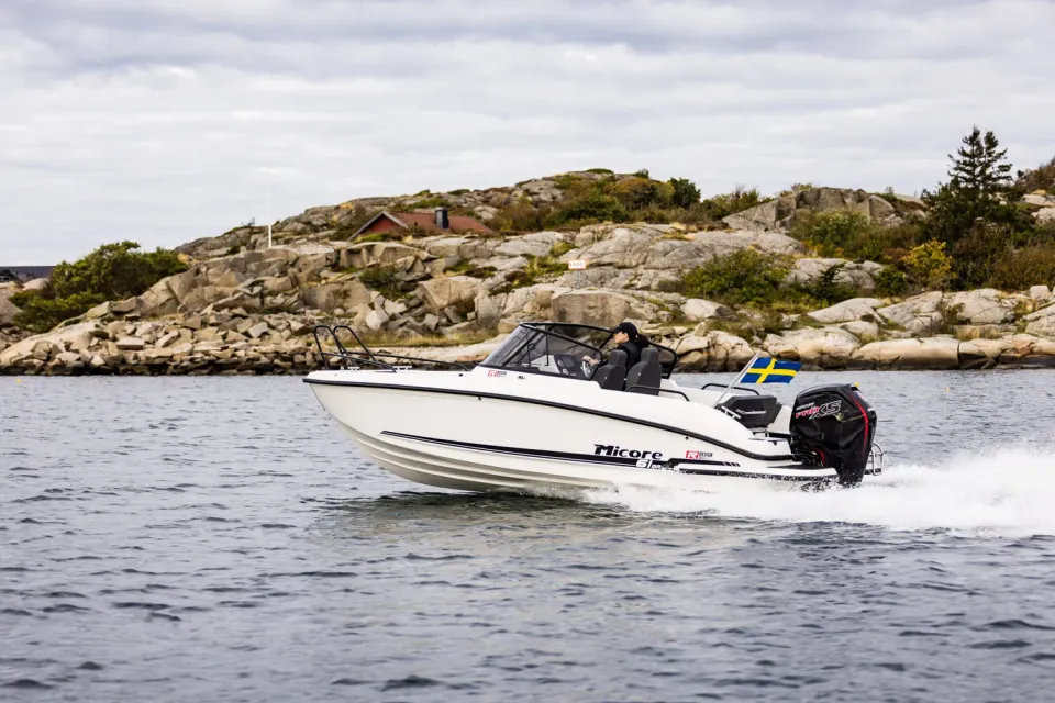 Micore Boats 61BR bowrider 6 meter med badplattform