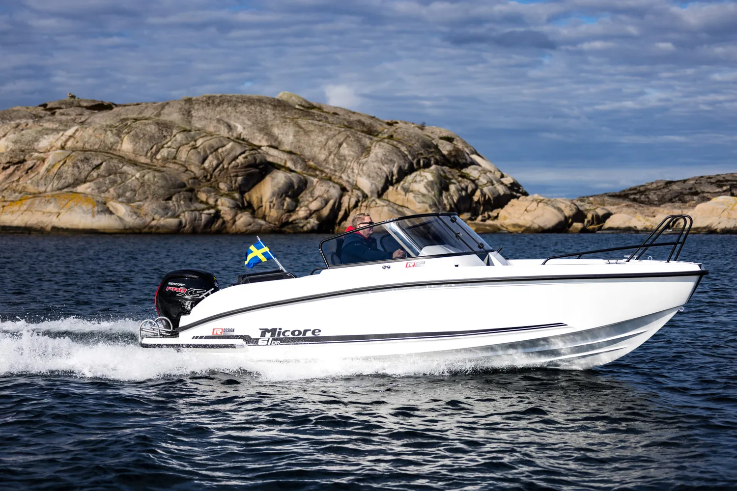 Micore Boats 61BR bowrider 6 meter med badplattform