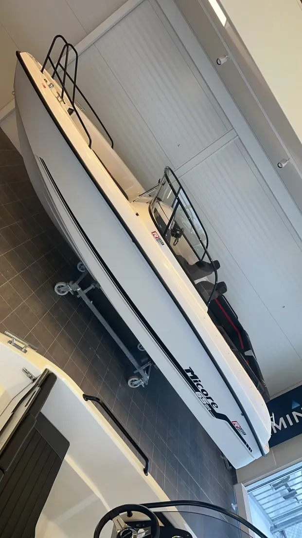 Micore 65BR båt vindskyddad U-soffa aktern