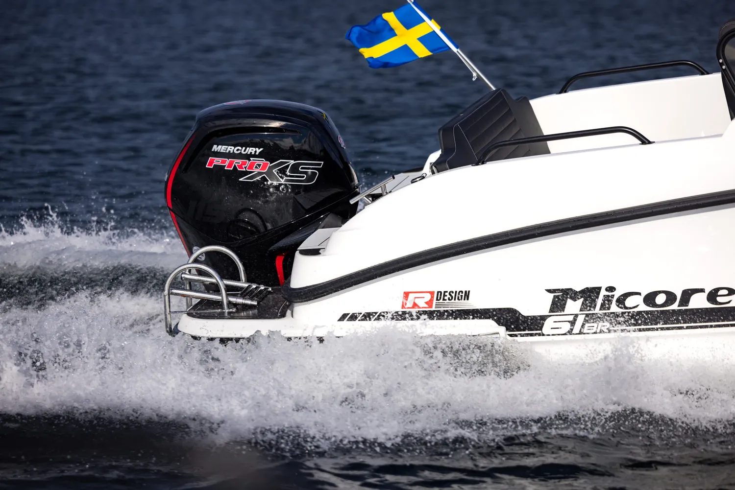 Micore Boats 61BR bowrider 6 meter med badplattform