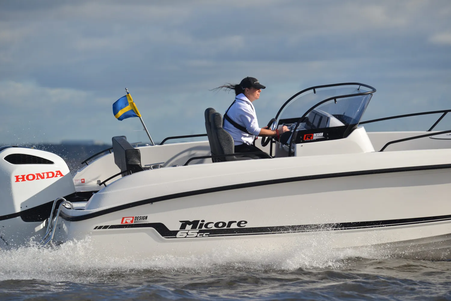 Micore 65CC centerkonsol båt R-design rymlig