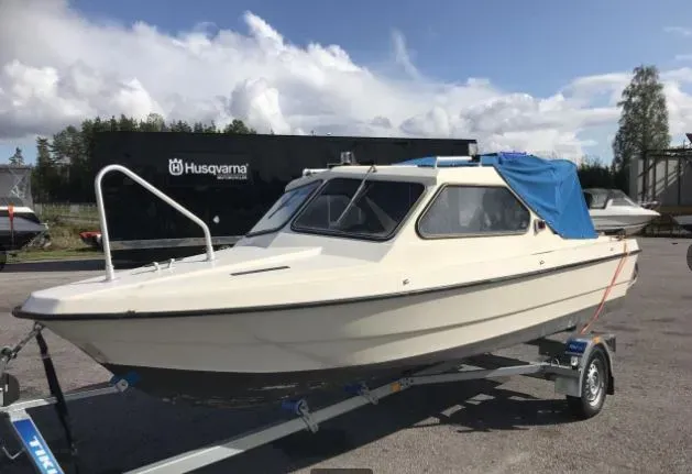 HT båt skrov med kapell för 75 hk