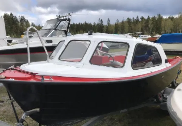 HT båt skrov tidigt 80-tal med kapell