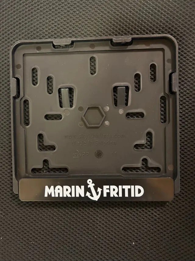 Marin & Fritid skylthållare hålbild båtskylt