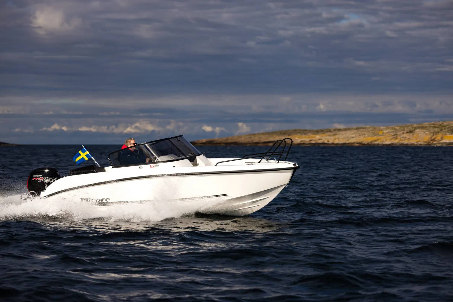 Micore Boats 61BR bowrider 6 meter med badplattform