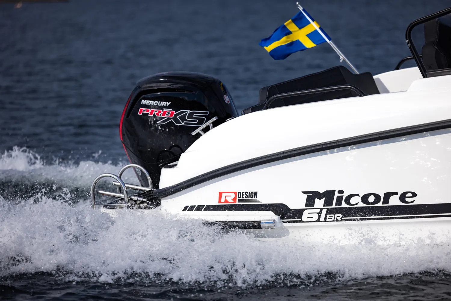Micore Boats 61BR bowrider 6 meter med badplattform