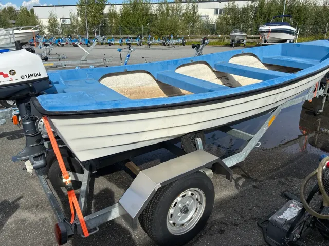 Marin & Fritid Roddbåt 4,30 m blå/vit begagnad