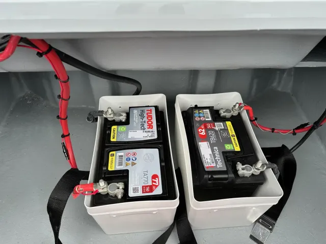 Orust Marin dubbelbatteri installation båt 12V