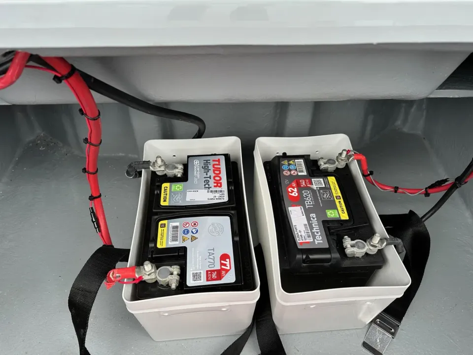 Orust Marin dubbelbatteri installation båt 12V