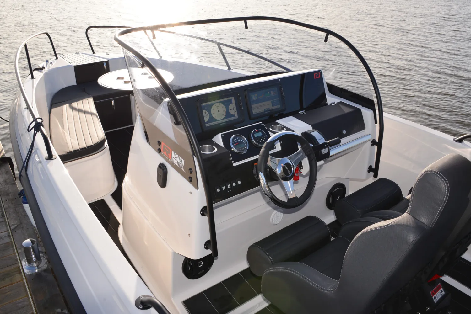Micore 65CC centerkonsol båt R-design rymlig