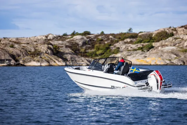 Micore Boats 68BR bowrider familjebåt med badplattform