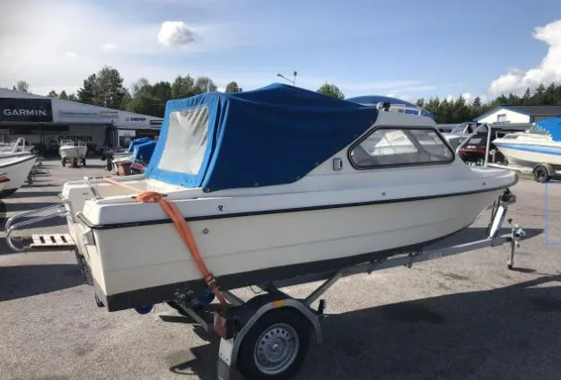 HT båt skrov med kapell för 75 hk