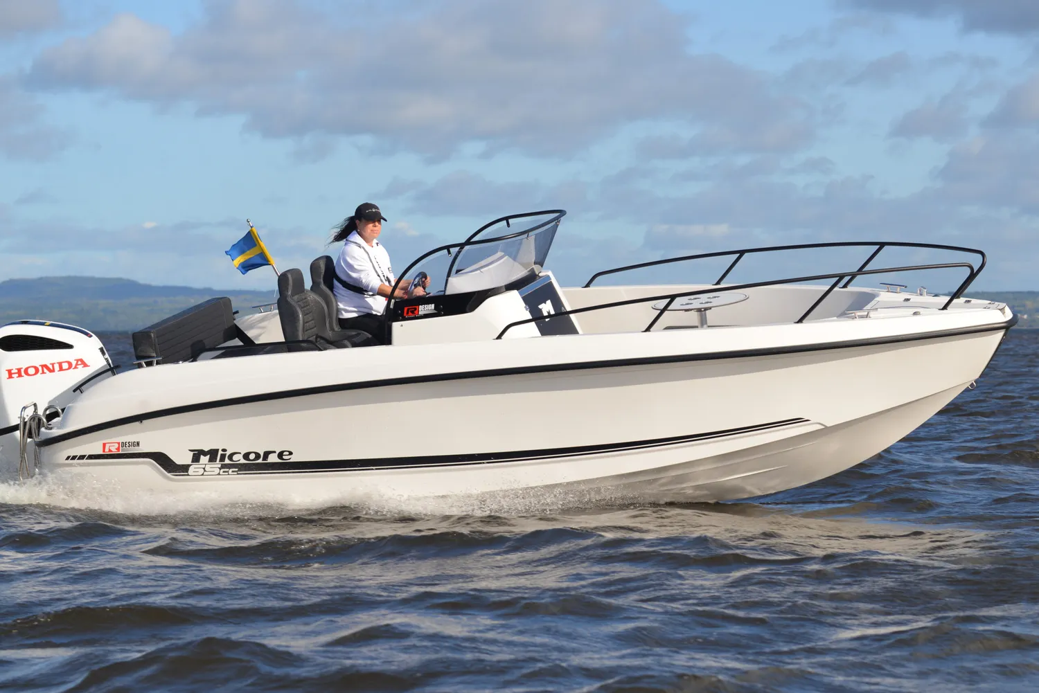 Micore 65CC centerkonsol båt R-design rymlig